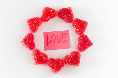 Beyaz arka planda tatlı kırmızı marmelattan yapılmış daire