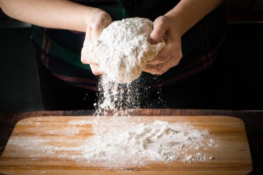 Pizza hamuru yapma süreci, kadın elleri un yoğurma.