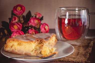 Sonbahar sakin hayat - çay ve bir parça tarçınlı elmalı turta