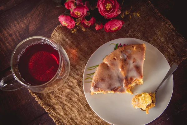 Heißer Tee Und Ein Stück Apfelkuchen Auf Einem Weißen Teller — Stockfoto