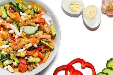 Beyaz arka planda izole edilmiş beyaz bir tabakta parlak sebze salatası. Beyaz arka plandaki malzemelerin yanında sebze salatası tabağı.