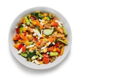 Beyaz arka planda izole edilmiş beyaz bir tabakta parlak sebze salatası. Lezzetli bir diyet salatası pişiriyorum. Metin için yer