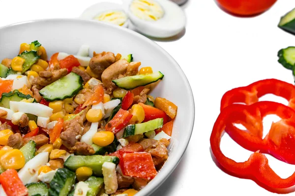 Beyaz arka planda sebze ve tavuk salatası. Diyet salata için gerekli malzemeler. Lezzetli bir diyet salatası pişiriyorum..