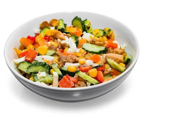 Sebzeli diyet salatası ve beyaz kasede tavuk.