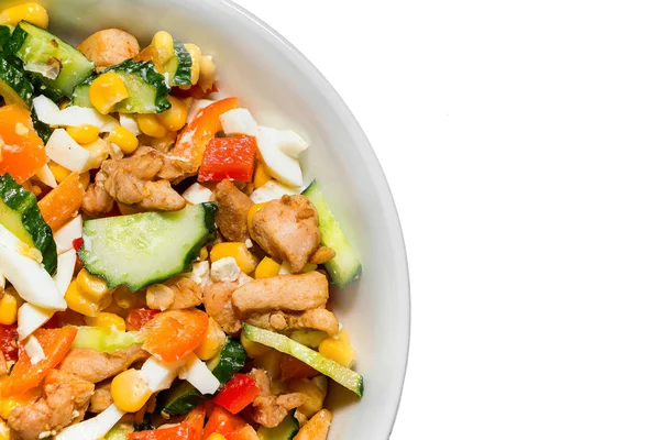 Beyaz arka planda izole edilmiş beyaz bir tabakta parlak sebze salatası. Lezzetli bir diyet salatası pişiriyorum. Beyaz arka planda lezzetli sebze salatası olan bir tabağın porsiyonu.