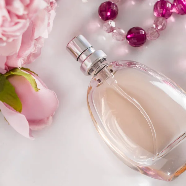 Perfume Bottle Flowers White Background Gently Pink Perfume Bottle Background — Stockfoto