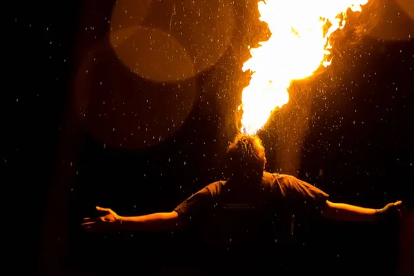 Homem Exalando Fogo Sobre Fundo Preto Show Fogo Silhueta Homem — Fotografia de Stock