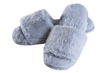 Beyaz arka planda izole edilmiş gri tüylü terlikler, konfor ve sıcaklık.