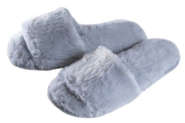 Beyaz arka planda izole edilmiş gri tüylü terlikler, konfor ve sıcaklık.