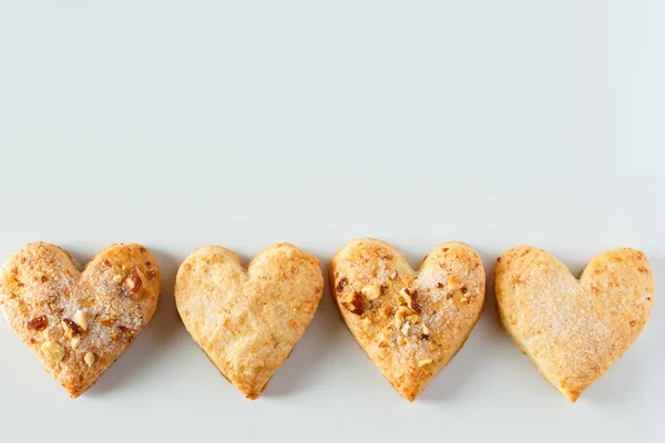 Moldura Biscoito Forma Coração Fundo Branco Quatro Macaroons Forma Coração — Fotografia de Stock