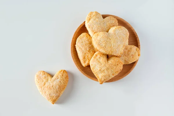 Bolinhos Açúcar Forma Coração Uma Placa Madeira Símbolo Dia Dos — Fotografia de Stock