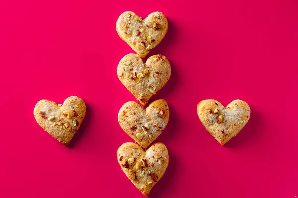 Bolinhos Forma Coração Para Dia Namorados Fundo Rosa Composição Biscoitos — Fotografia de Stock