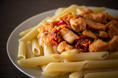 Domates soslu tavuk ve sebzeli makarna. Domatesli kızarmış tavuk ve yakın plan beyaz tabakta makarna.