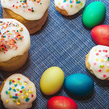Paskalya pastası - beyaz tatlı kremalı kapkekler ve çok renkli tavuk yumurtaları