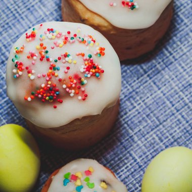 Çok renkli kaplamalı Paskalya pastaları.