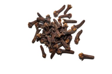 Kurumuş karanfil beyaz arka planda izole edilmiş. Beyaz arka planda izole edilmiş kurumuş karanfil çiçekleri. Pişirme ve sıcak şarap içerir.