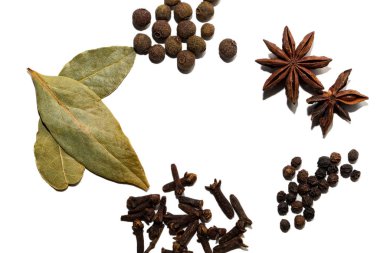 Beyaz arka planda izole edilmiş çeşitli baharatlar. Yemek pişirmek için çeşitli baharatların bileşimi. Metnin için yer.