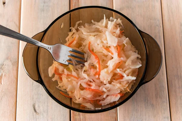 自制的泡菜 在玻璃器皿里放胡萝卜 将蔬菜罐头放在轻质木制底座上 生态食品 健康饮食的趋势 — 图库照片