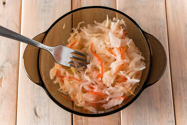 Chucrut Casero Con Zanahorias Plato Vidrio Conservar Las Verduras Sobre — Foto de Stock