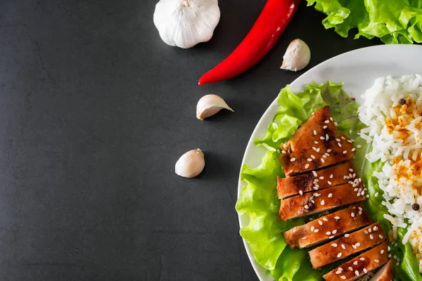 Makanan Buatan Sendiri Ayam Teriyaki Dengan Nasi Putih Dan Lada — Stok Foto