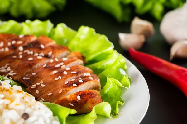 Makanan Buatan Sendiri Ayam Teriyaki Dengan Nasi Putih Dan Lada — Stok Foto