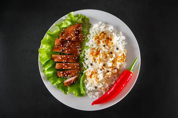 Zelfgemaakt Voedsel Teriyaki Kip Met Witte Rijst Peper Een Zwarte — Stockfoto