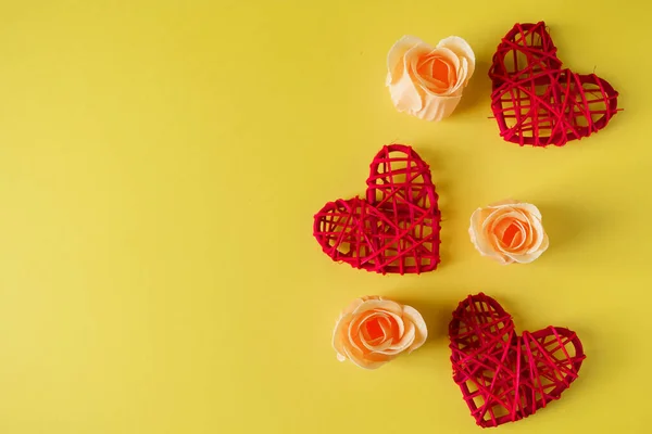 Corações Vermelhos Flores Fundo Amarelo Cartão Postal Design Para Dia — Fotografia de Stock