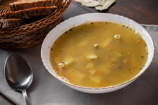 Zupa Rybna Talerzu Brązowym Tle Zupa Misce Dietetycznej — Zdjęcie stockowe