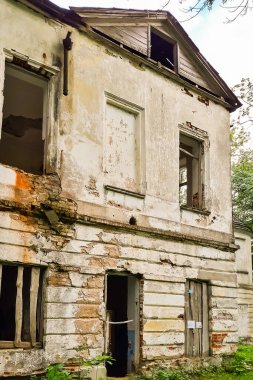 Pencereleri tahtayla kapatılmış terk edilmiş eski bir malikane. 18. yüzyılda terk edilmiş, pencereleri tahtayla kapatılmış eski bir malikane.