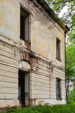 Pencereleri tahtayla kapatılmış terk edilmiş eski bir malikane. 18. yüzyılda terk edilmiş, pencereleri tahtayla kapatılmış eski bir malikane.