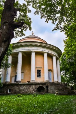 Parkta sütunları olan bir kilise. Sütunları olan terk edilmiş eski bir kilisenin binası.