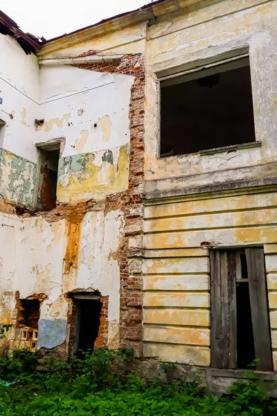 Oud Verlaten Landhuis Met Dichtgetimmerde Ramen Ruïneerd Gebouw Met Gebroken — Stockfoto