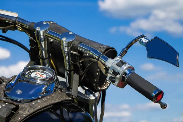 Motorfiets Close Een Achtergrond Van Blauwe Lucht Zicht Het Chromen — Stockfoto