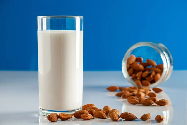 Ett Glas Mandelmjölk Vit Bakgrund Laktosfri Vegetabilisk Dietmjölk Glutenfri Mandel — Stockfoto