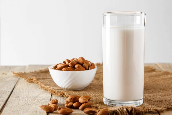 Стакан Миндального Молока Белом Фоне Лактозы Растительное Диетическое Молоко Безглютеновый — стоковое фото