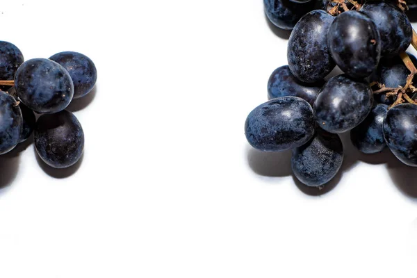 熟した新鮮に選んだダークブドウ白い背景に隔離された デザインのための果物のフレーム — ストック写真