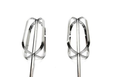 Beyaz arkaplanda izole edilmiş karıştırıcı için metal çırpıcı