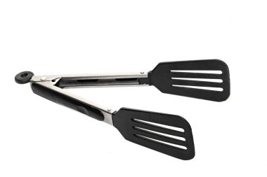 Mutfak maşalarını beyaz bir arkaplanda izole et