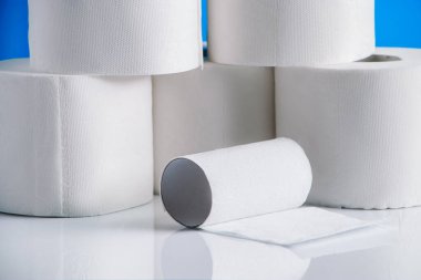 Beyaz arka planda tuvalet kağıdı ruloları. Temelli mal alımı. Süpermarkette mal sıkıntısı. Dünyadaki koronavirüs salgını..