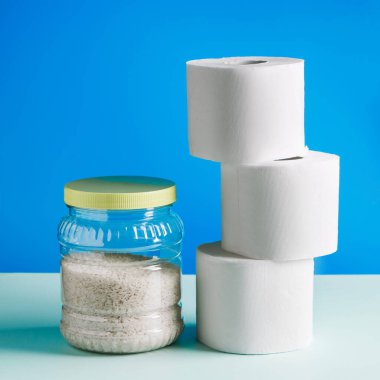 Gerekli malzemelerin panik halinde alınması. Tuvalet kağıdı, mavi arka planda yiyecek. Dünyadaki koronavirüs salgını..