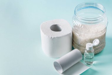 Ev karantinası altındaki temel mallar. Tuvalet kağıdı, yemek, antiseptik. Dünyadaki koronavirüs salgını..