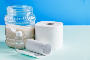 Ev karantinası altındaki temel mallar. Tuvalet kağıdı, pirinç, antiseptik. Dünyadaki koronavirüs salgını..