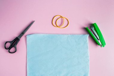 El yapımı mavi tıbbi maske. Koronavirüse karşı kendini koru. Evde solunum cihazı üretmek için gerekli aletler. Adım 1.