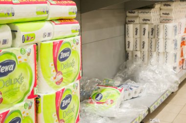 Rusya, Tver - 03.18.2020: Süpermarkette boş raflar. Koronavirüs nedeniyle karantinaya alınması gereken temel mallar azaldı..