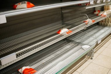 Süpermarkette boş raflar. Koronavirüs nedeniyle karantinaya alınması gereken temel mallar azaldı..