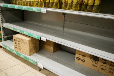 Rusya, Tver - 03.18.2020: Süpermarkette boş raflar. Koronavirüs nedeniyle karantinaya alınması gereken temel mallar azaldı..