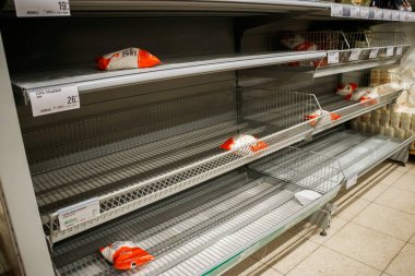 Rusya, Tver - 03.18.2020: Süpermarkette boş raflar. Koronavirüs nedeniyle karantinaya alınması gereken temel mallar azaldı..