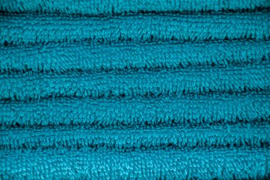 Mavi havlu dokusu. Yakın plan. Bir yığın yumuşak banyo aksesuarı..