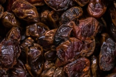 Lezzetli kurutulmuş hurma. Yakın plan. Diyet yemekler için vejetaryen tatlıları..