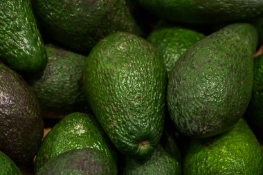 Markette olgun yeşil avokado satmak. Vejetaryen yemeği.